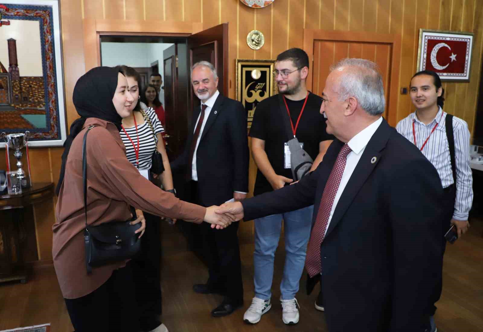 Atatürk Üniversitesinde buluşan öğrenciler, Rektör Çomaklı’yı ziyaret etti
