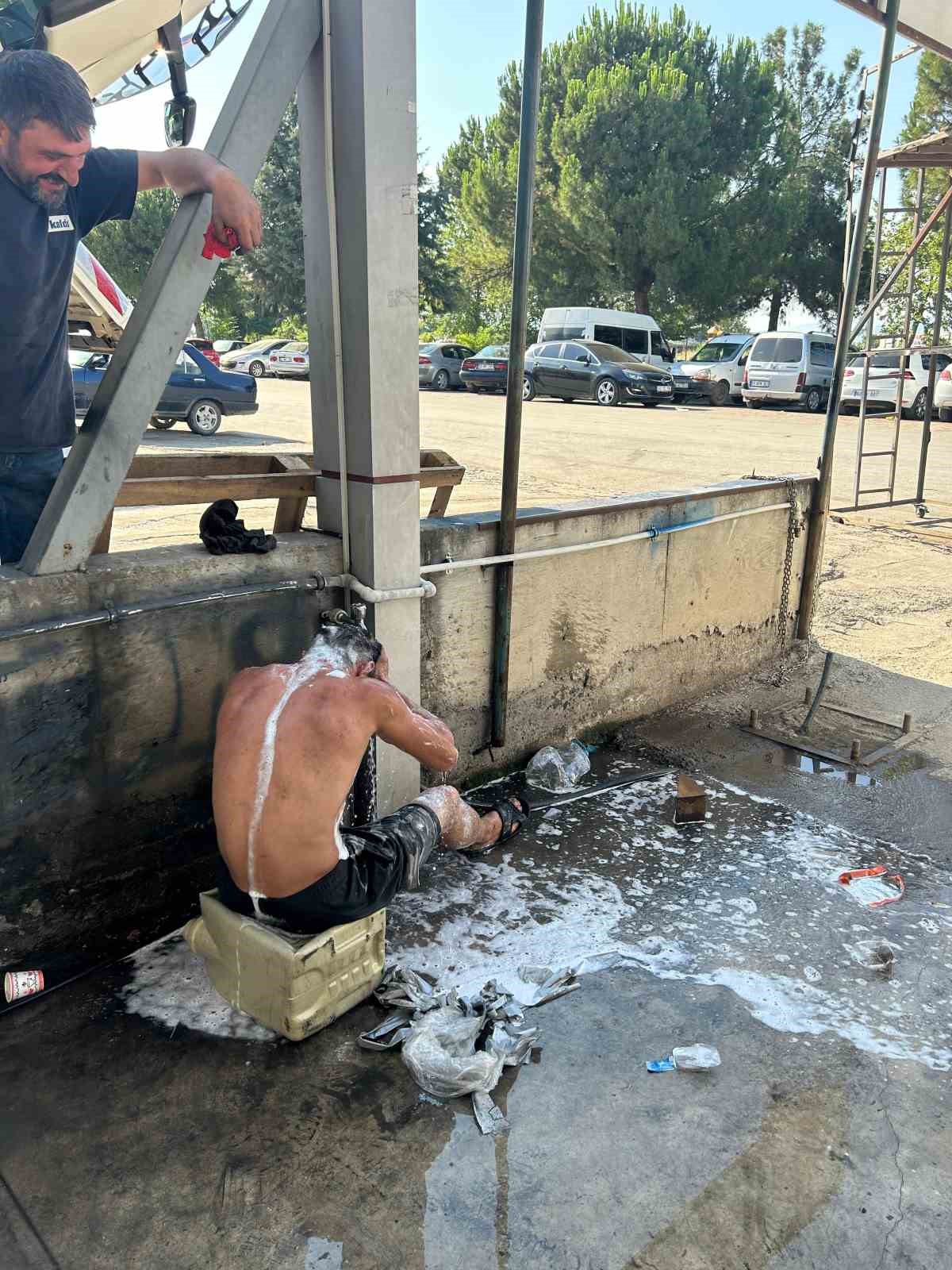 Dükkanın önünde duş alan işçiye deterjanlı şaka
