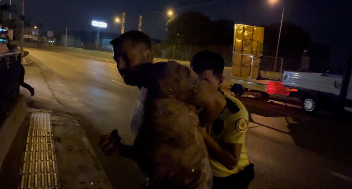 Araçla kaçamayınca, koşarak kaçmaya çalıştı, yine de yakalandı : 18 bin lira ceza yedi
