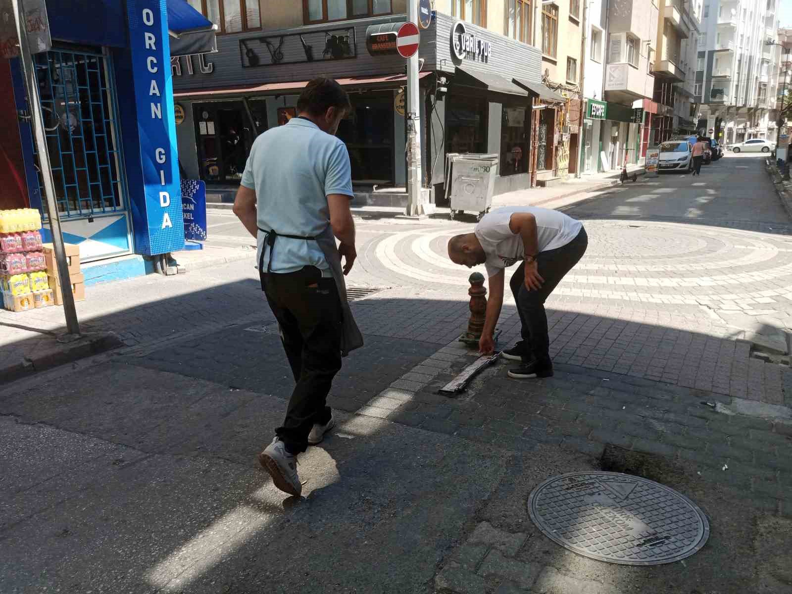 Trafiğe kapalı olmasına rağmen her çeşit aracın işgal ettiği sokaktaki esnaf kendi çözümünü üretti
