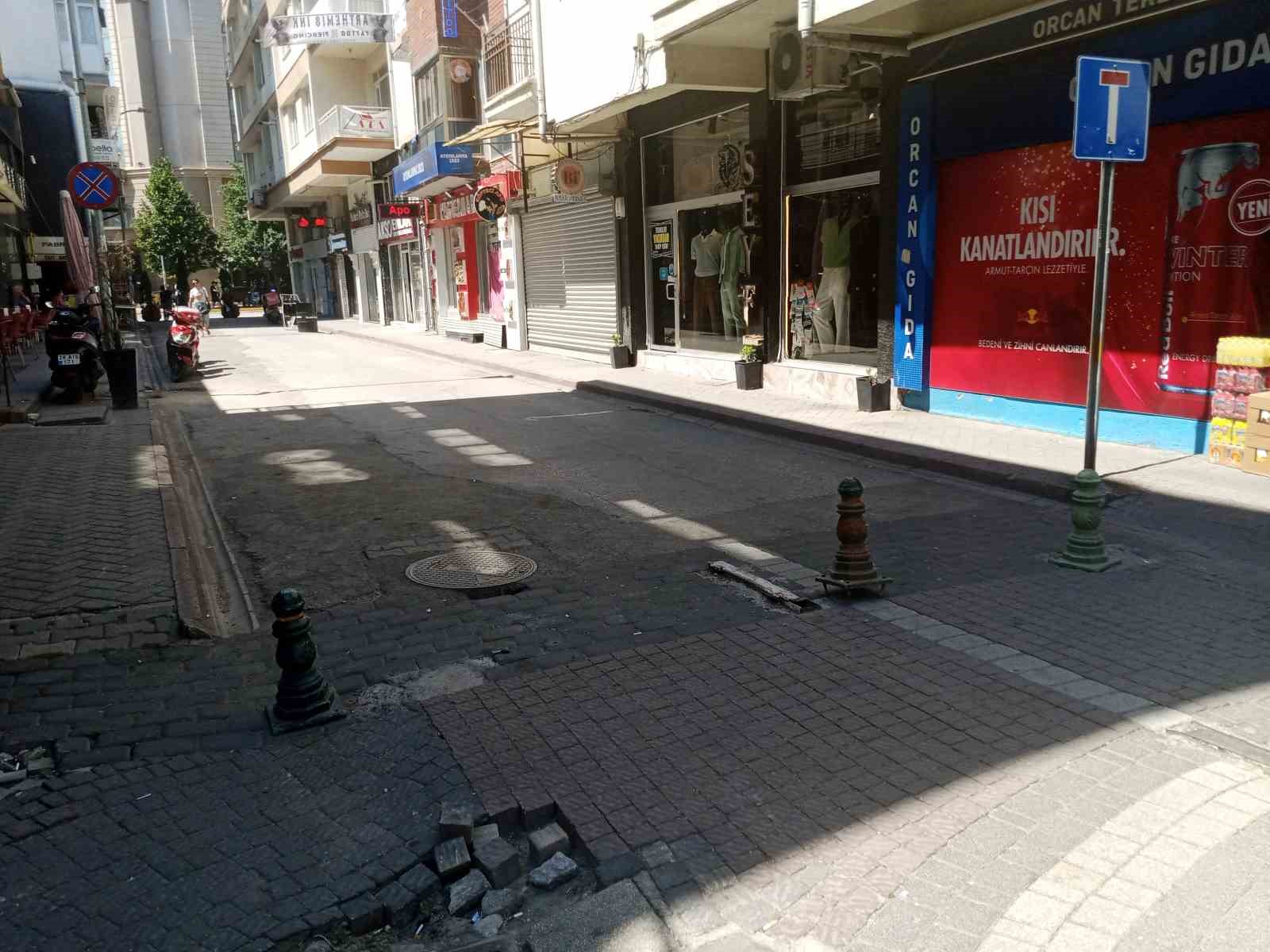 Trafiğe kapalı olmasına rağmen her çeşit aracın işgal ettiği sokaktaki esnaf kendi çözümünü üretti
