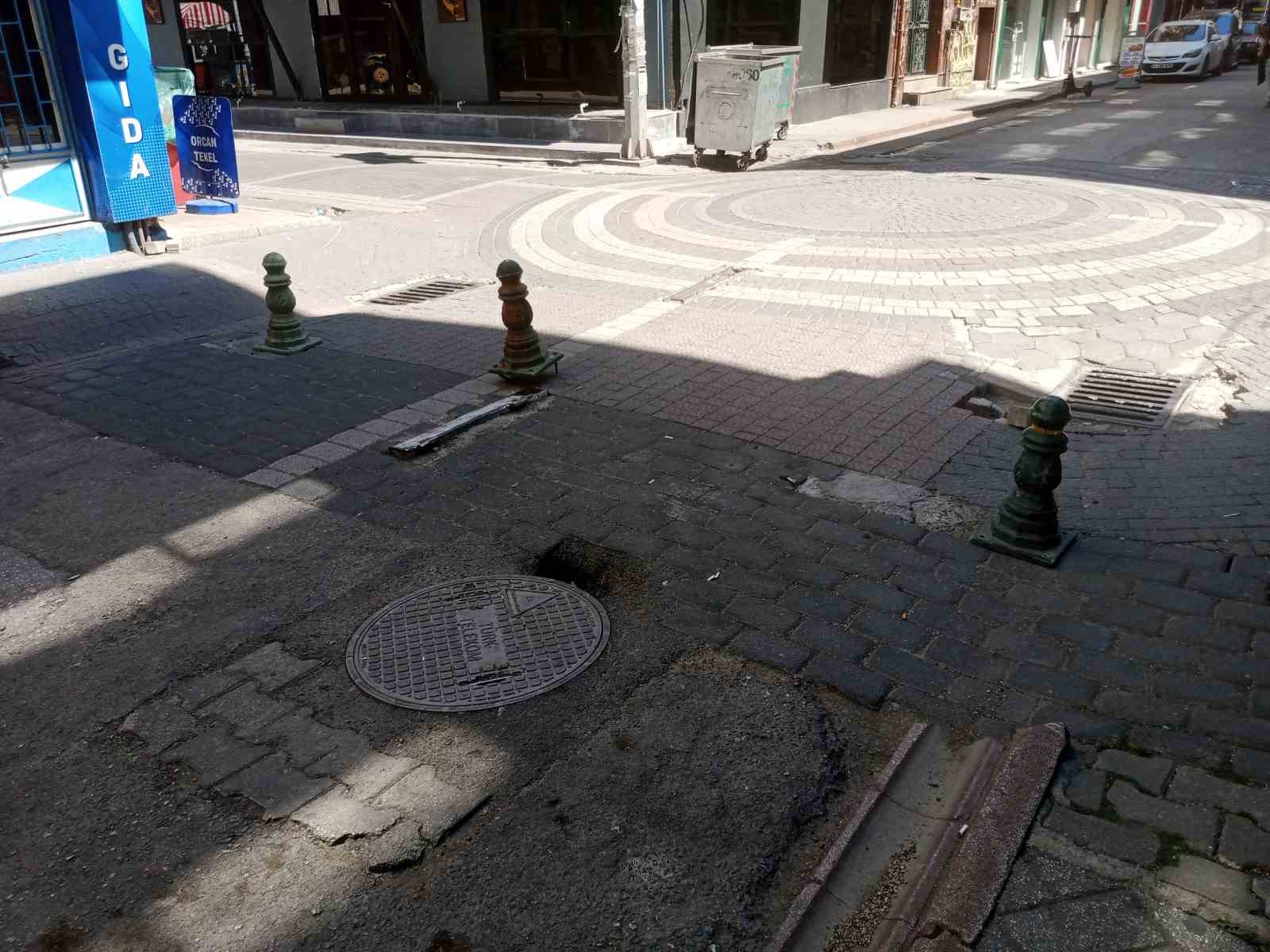 Trafiğe kapalı olmasına rağmen her çeşit aracın işgal ettiği sokaktaki esnaf kendi çözümünü üretti
