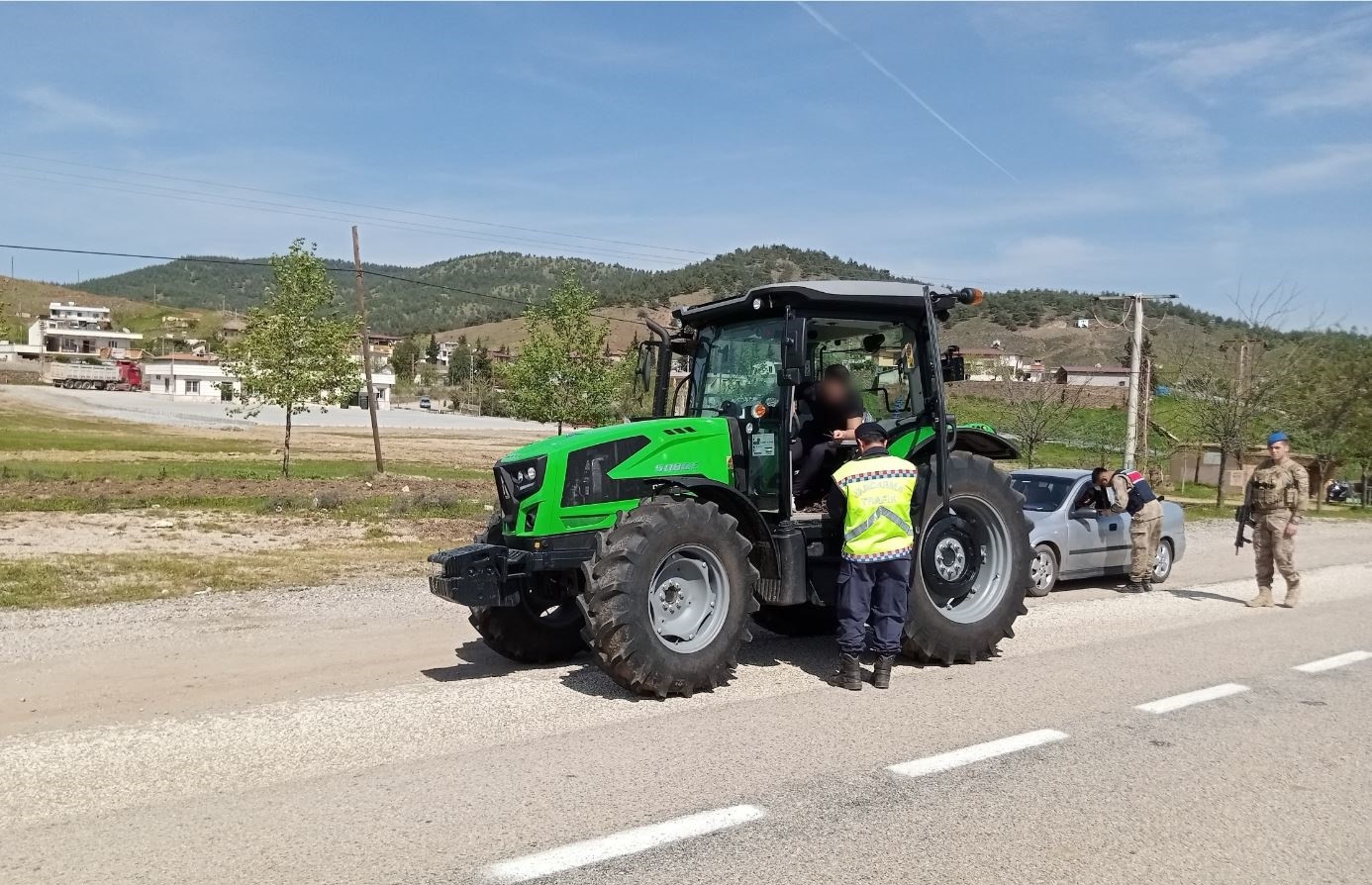 Traktör sürücülerine Jandarmadan özel denetim
