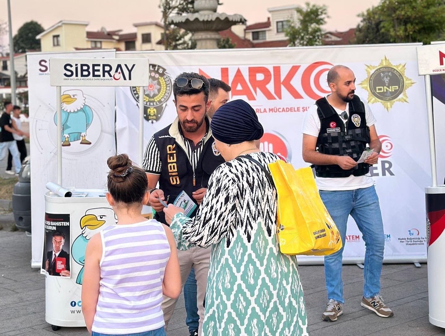 Polis vatandaşları tek tek bilgilendirdi
