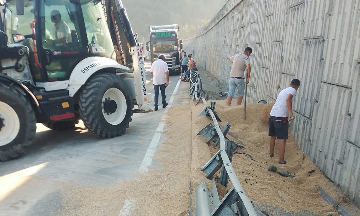 Bilecik’te buğday yüklü tır 3 metre yükseklikten alt yola devrildi
