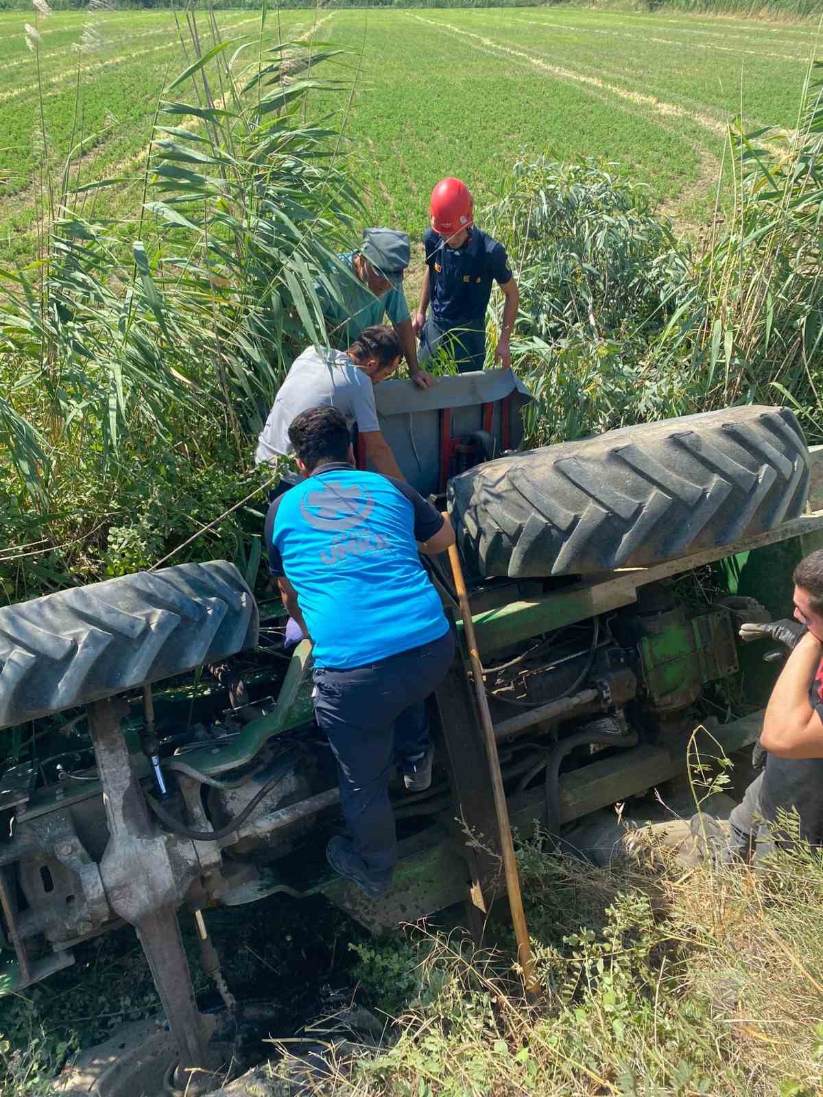 Devrilen traktörün altına kalan şahıs yaralı kurtuldu
