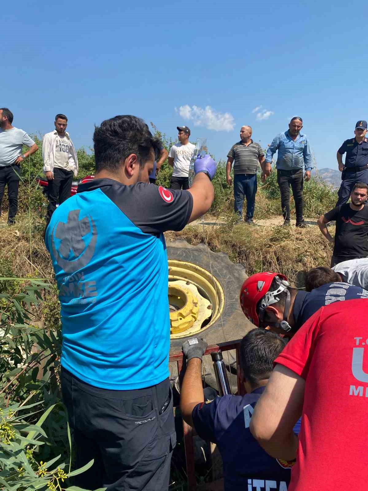 Devrilen traktörün altına kalan şahıs yaralı kurtuldu
