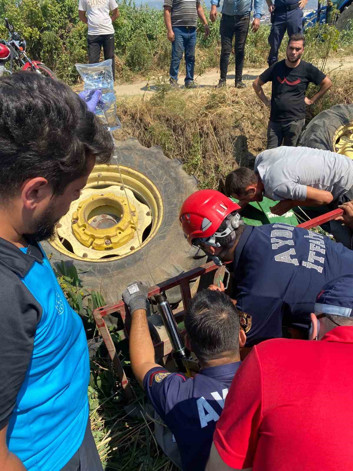 Devrilen traktörün altına kalan şahıs yaralı kurtuldu
