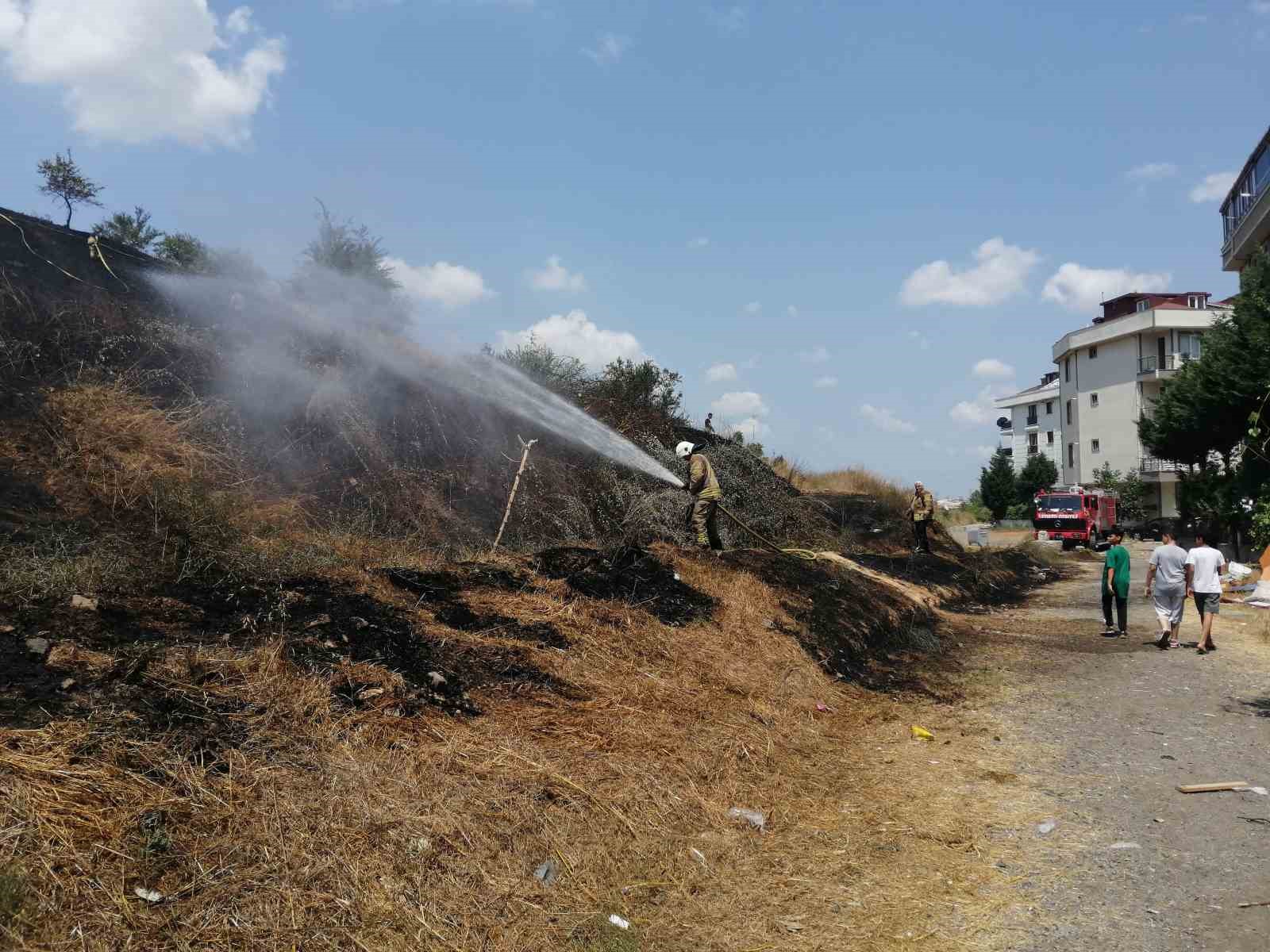 Sancaktepe’de ormanlık alanda yangın
