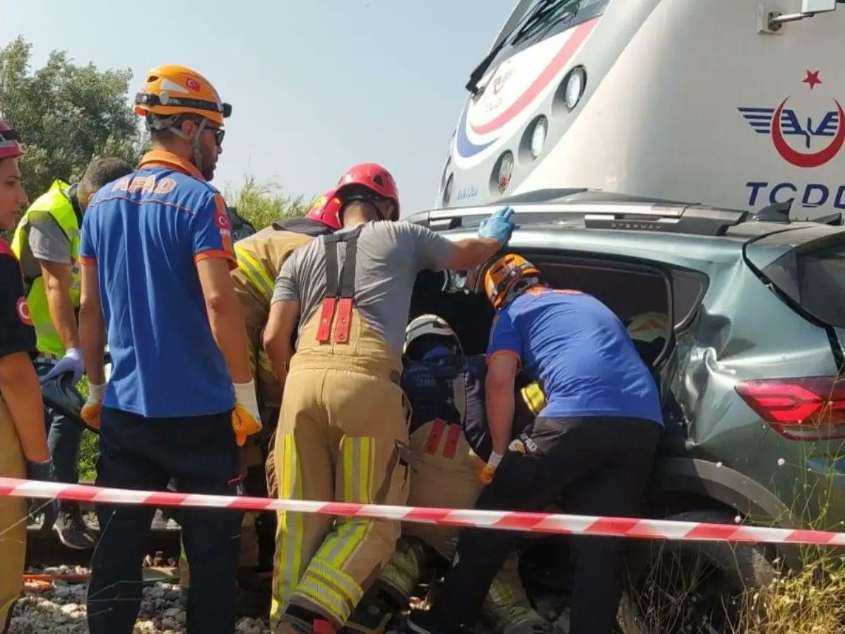 Yolcu treni hemzemin geçitte otomobile çarptı: 3 ölü
