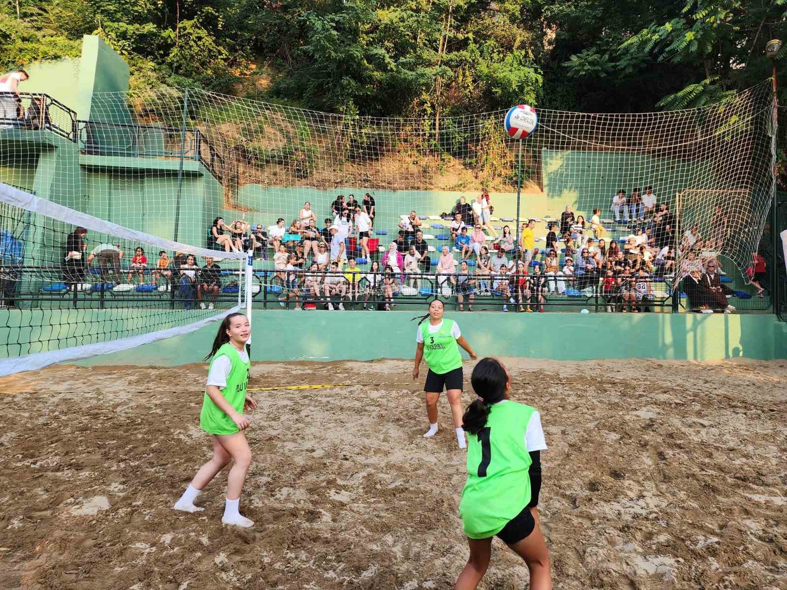 Gölcük’te plaj voleybolu turnuvası başladı
