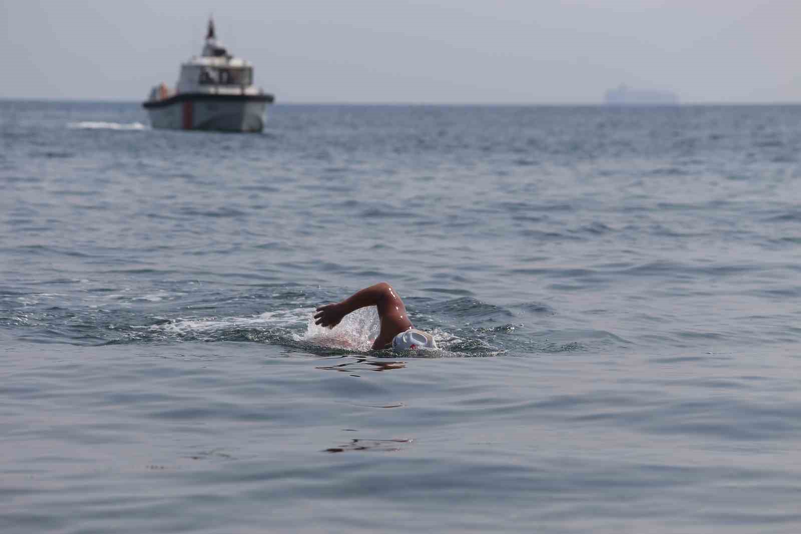 Armutlu’dan Mudanya’ya 12 kilometre yüzdüler...
