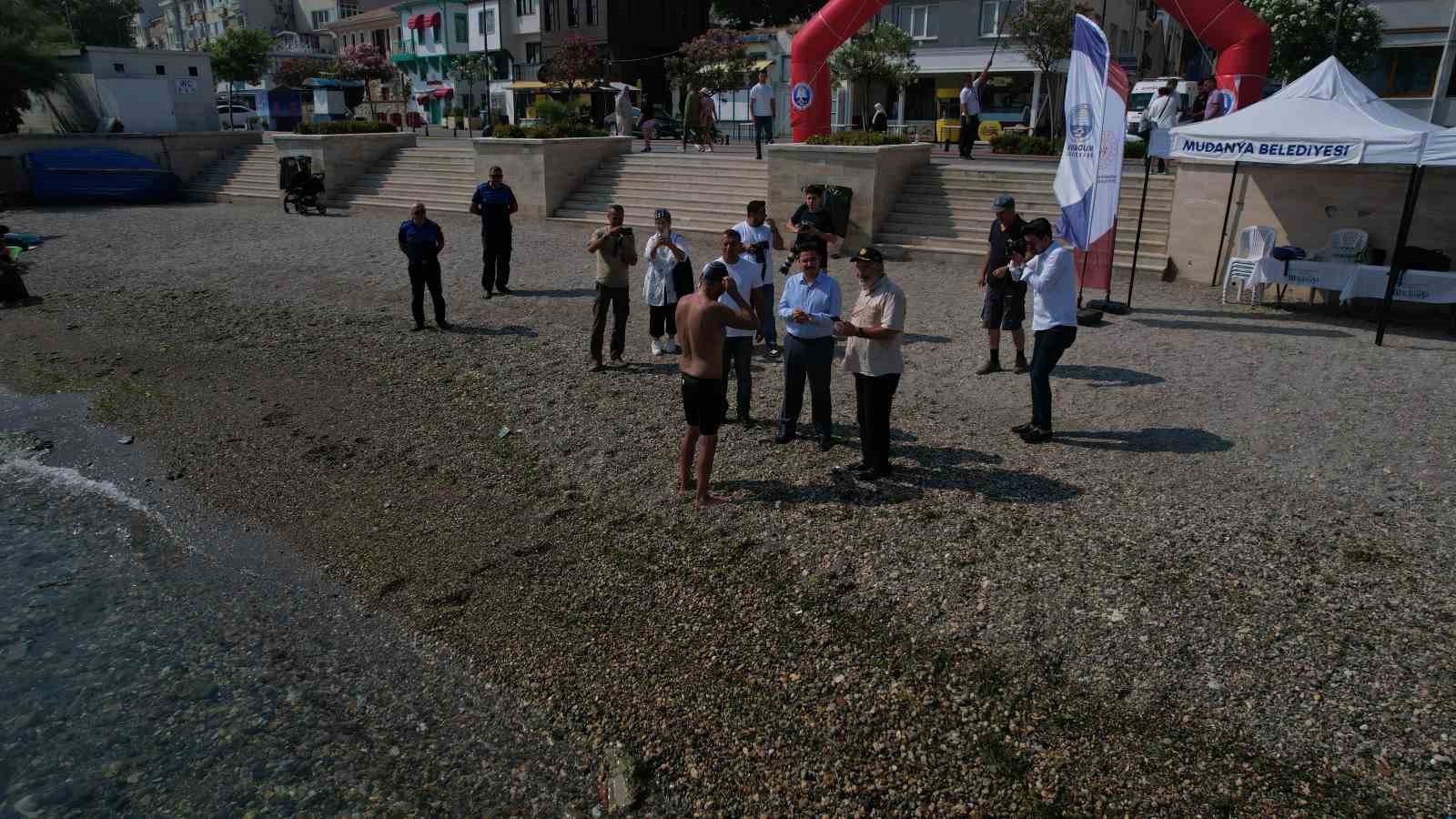 Armutlu’dan Mudanya’ya 12 kilometre yüzdüler...
