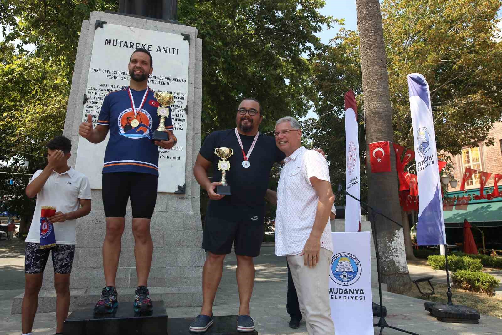 Armutlu’dan Mudanya’ya 12 kilometre yüzdüler...
