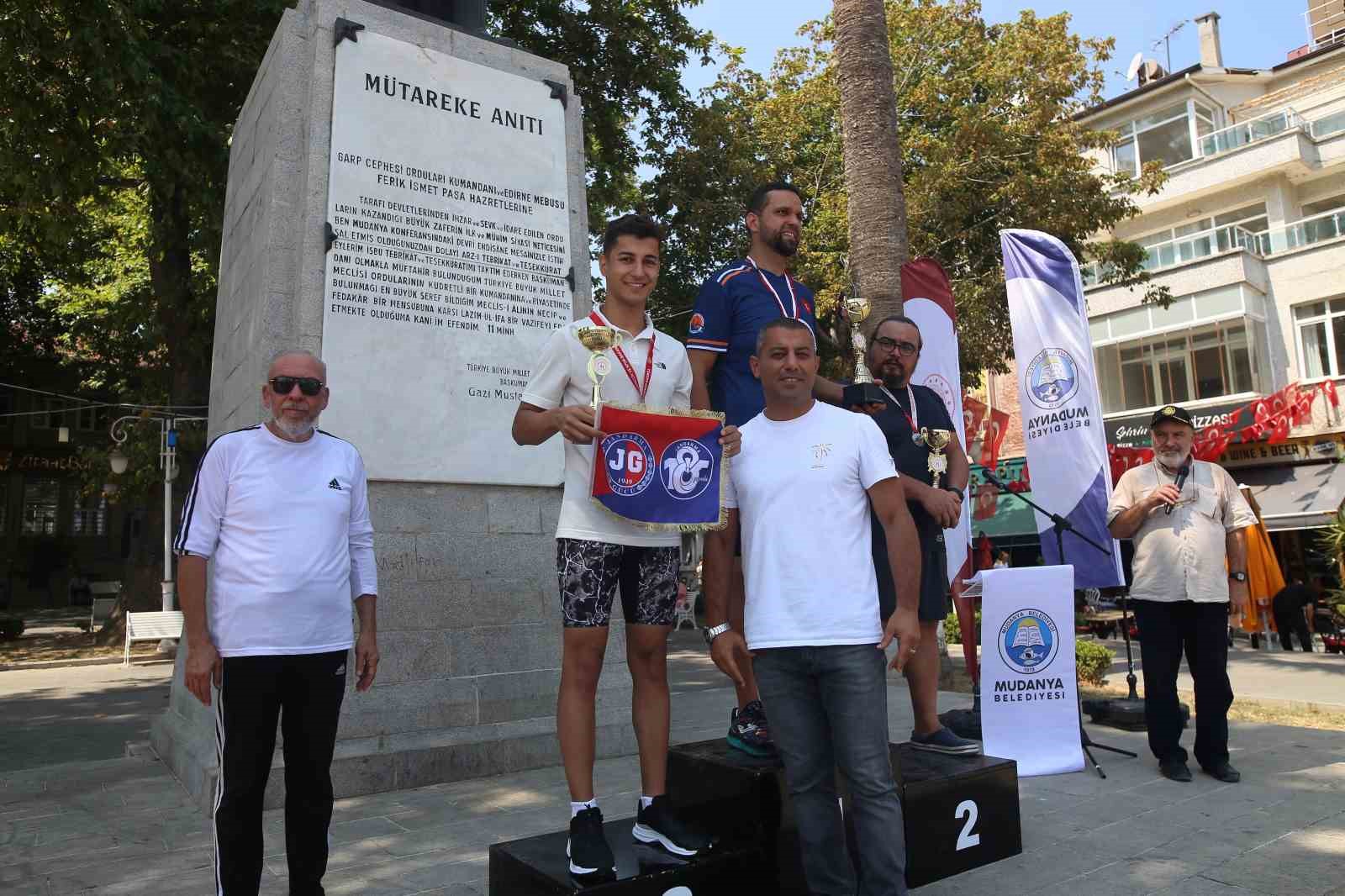 Armutlu’dan Mudanya’ya 12 kilometre yüzdüler...
