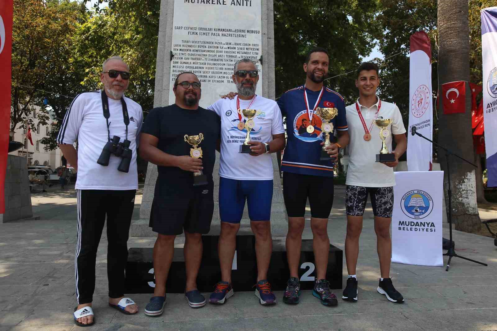 Armutlu’dan Mudanya’ya 12 kilometre yüzdüler...
