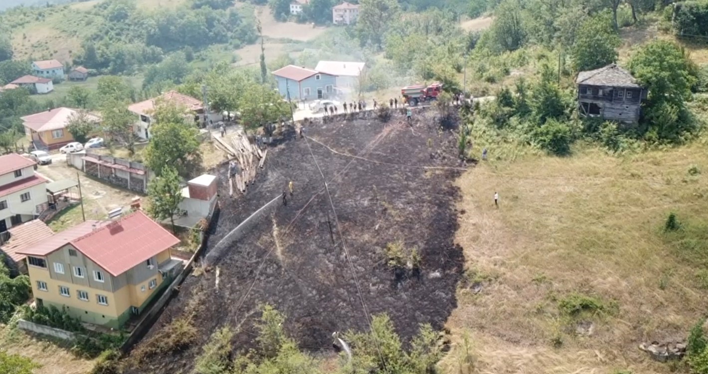 Kastamonu’da tarlada çıkan anız yangını, evlere sıçramadan söndürüldü
