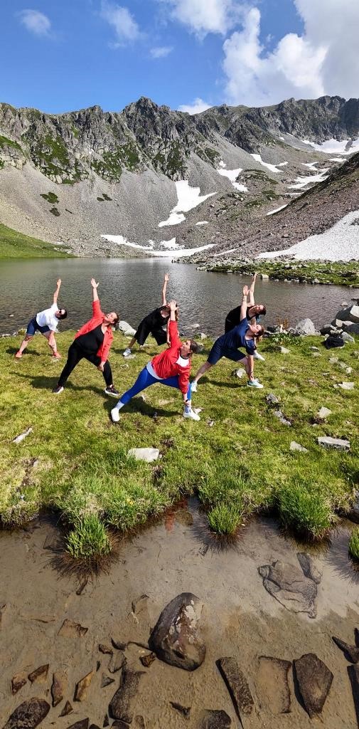 Ülkenin neredeyse tamamı sıcaklardan kavrulurken onlar 3 bin metrede kar üstünde yoga yaptı
