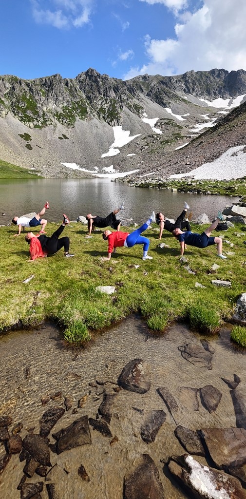 Ülkenin neredeyse tamamı sıcaklardan kavrulurken onlar 3 bin metrede kar üstünde yoga yaptı
