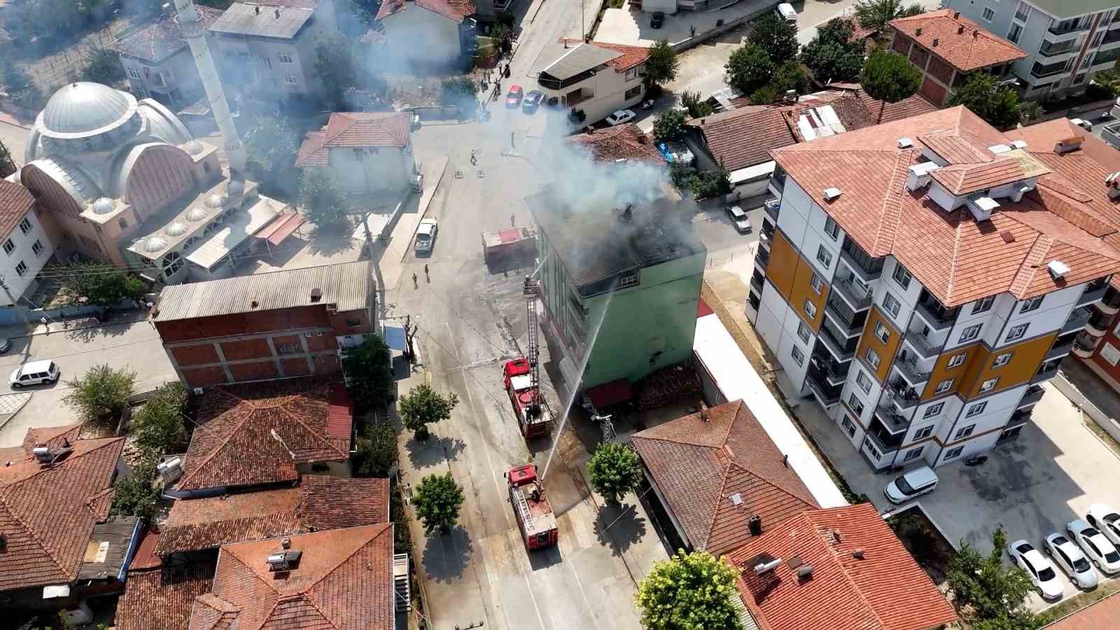 Çatı yangınında hızlı müdahale faciayı önledi
