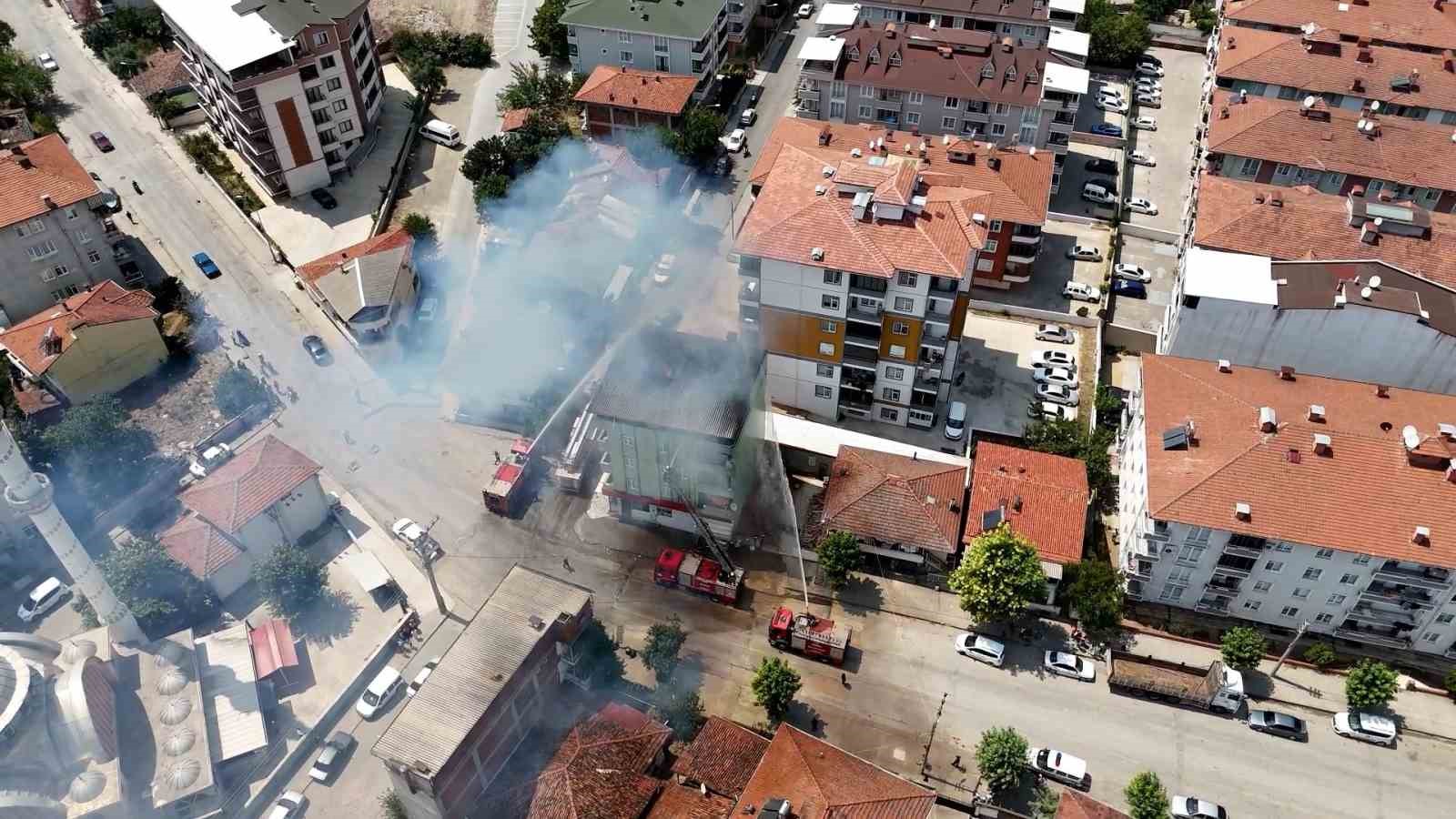 Çatı yangınında hızlı müdahale faciayı önledi
