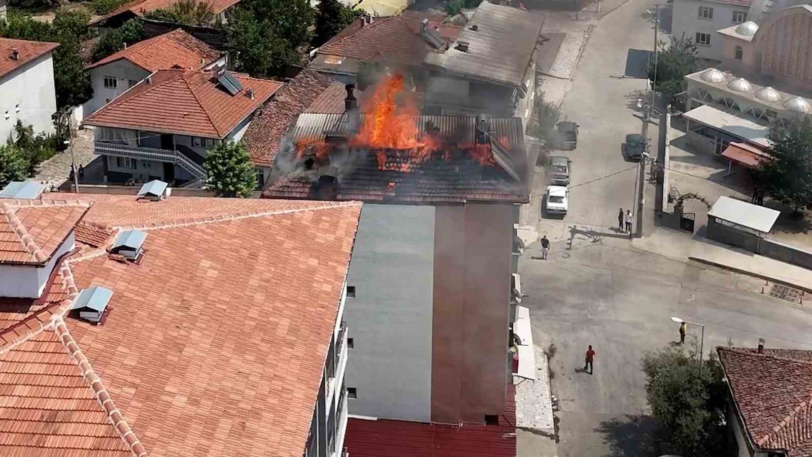 Çatı yangınında hızlı müdahale faciayı önledi
