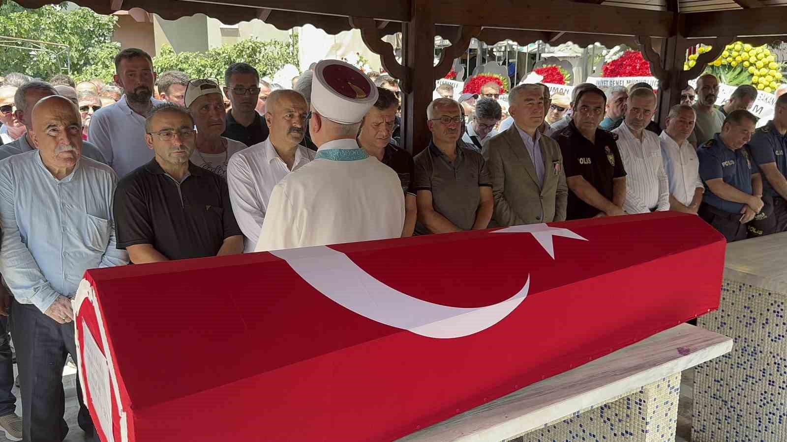 Kalp krizinden hayatını kaybeden emniyet müdür yardımcısı son yolculuğuna uğurlandı
