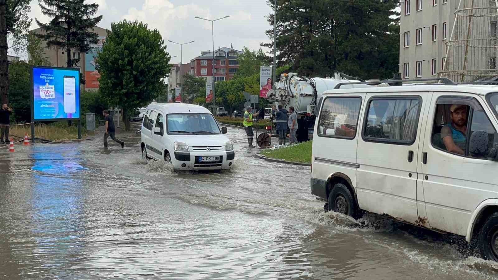 Bolu’da altgeçitler göle döndü: Suyun içinde dakikalarca plakasını aradı
