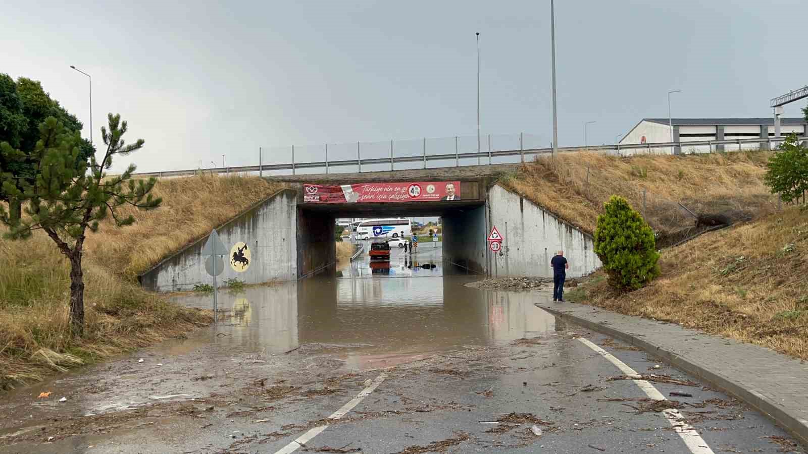 Bolu’da altgeçitler göle döndü: Suyun içinde dakikalarca plakasını aradı
