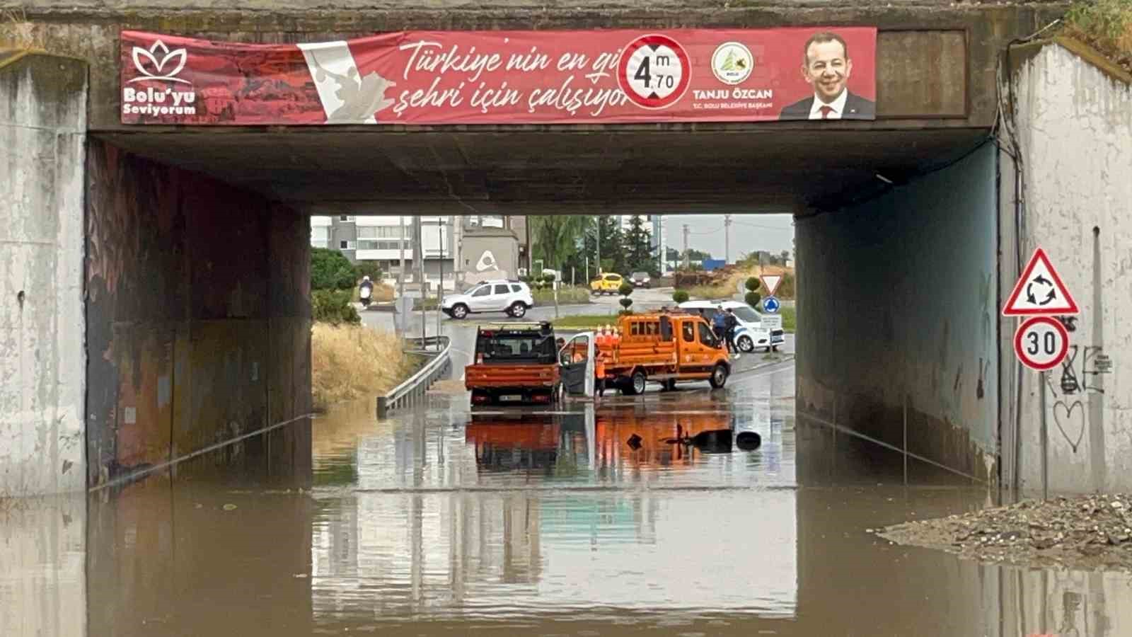 Bolu’da altgeçitler göle döndü: Suyun içinde dakikalarca plakasını aradı
