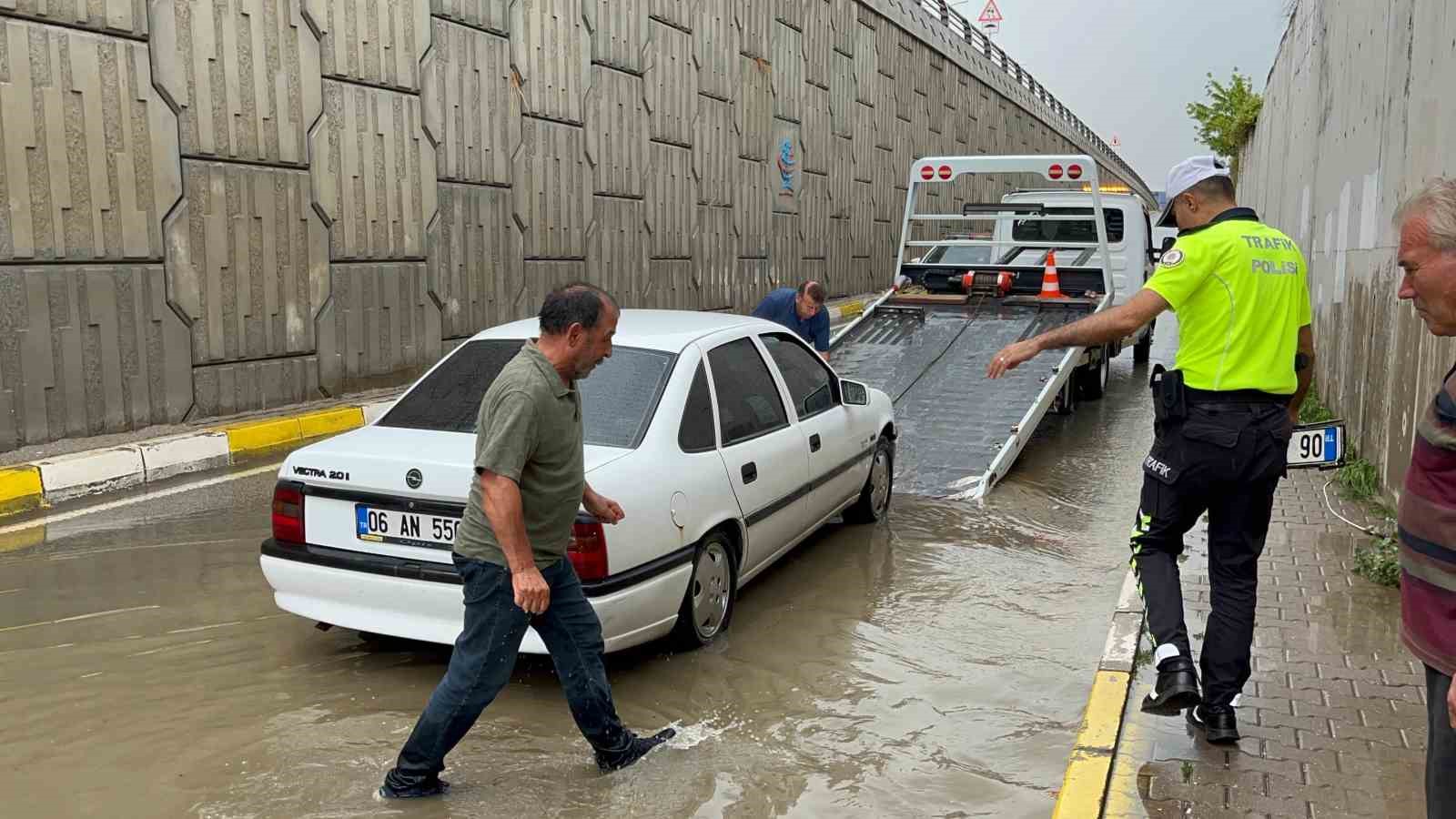 Bolu’da altgeçitler göle döndü: Suyun içinde dakikalarca plakasını aradı
