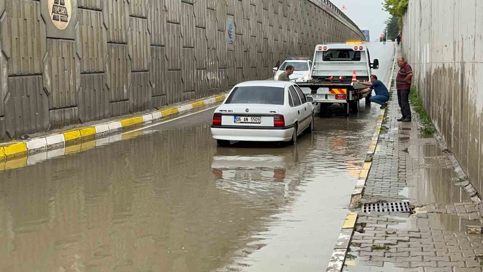 Bolu’da altgeçitler göle döndü: Suyun içinde dakikalarca plakasını aradı
