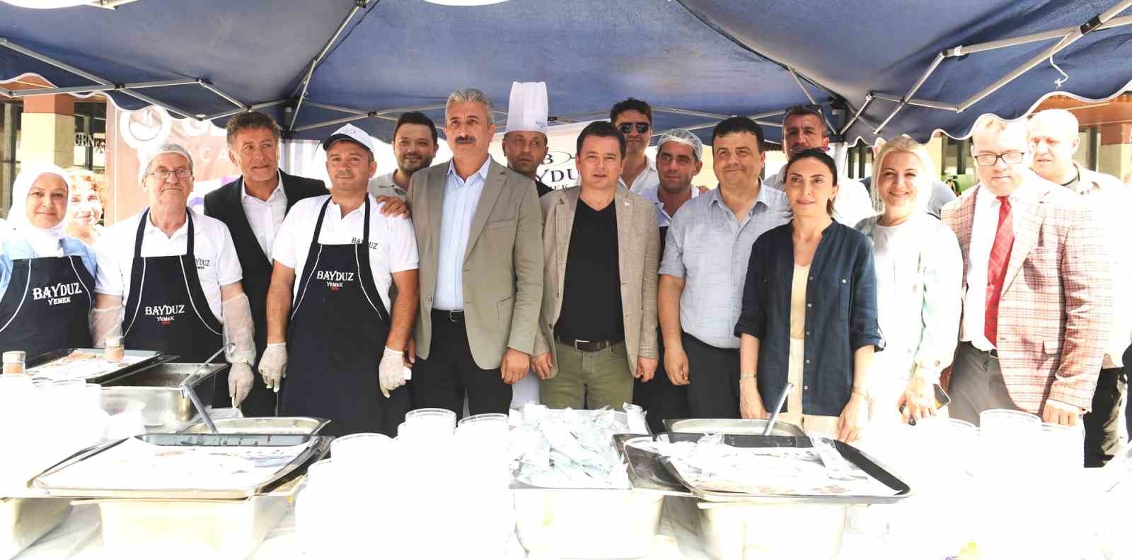 Başkan Aydın, kazanın başına geçti aşure dağıttı
