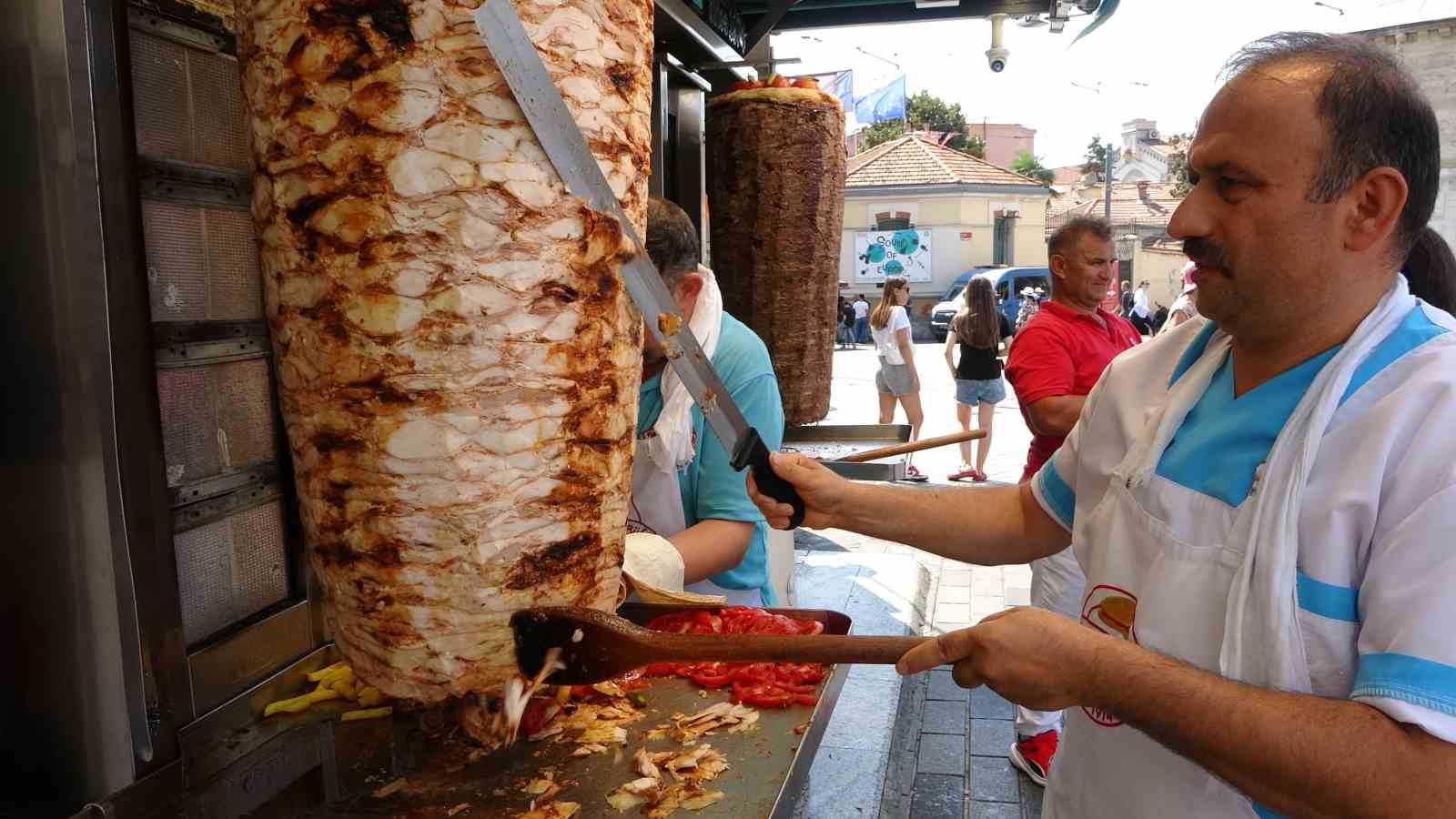 Taksim’de esnaf elektrik kesintisi yüzünden BEDAŞ’a tepki gösterdi
