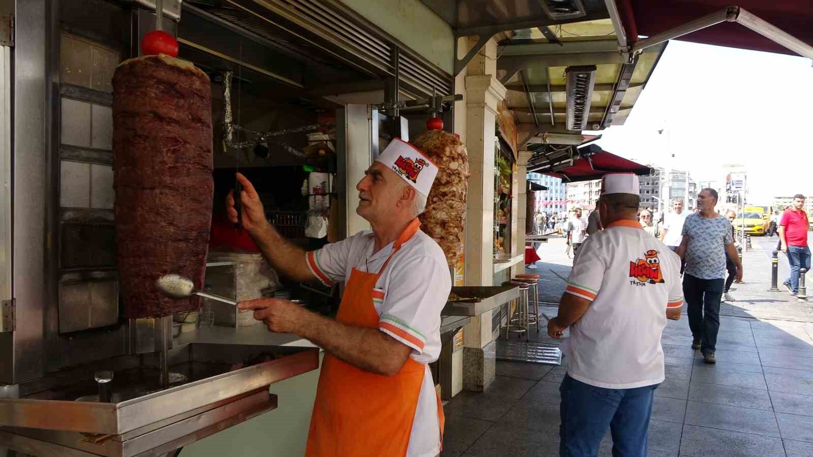 Taksim’de esnaf elektrik kesintisi yüzünden BEDAŞ’a tepki gösterdi
