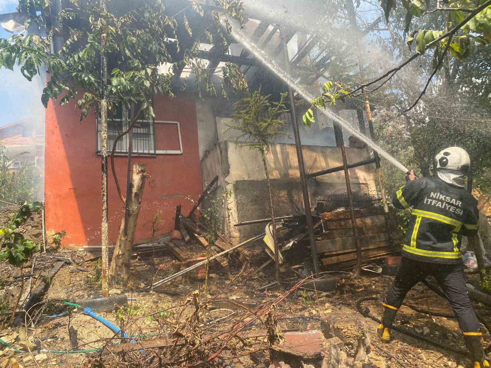 Tokat’ta iki katlı ev alevlere teslim oldu
