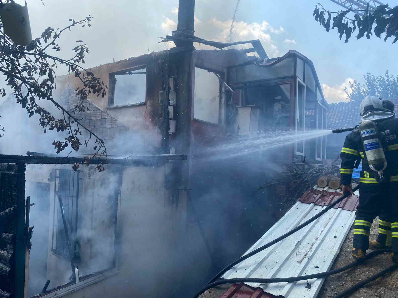 Tokat’ta iki katlı ev alevlere teslim oldu
