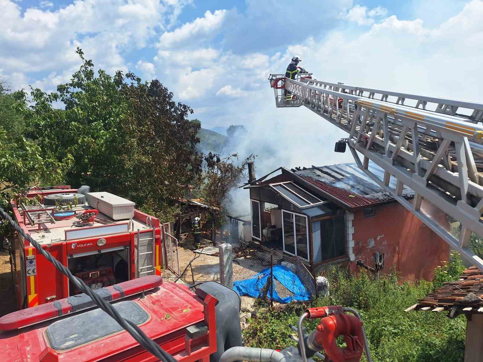 Tokat’ta iki katlı ev alevlere teslim oldu
