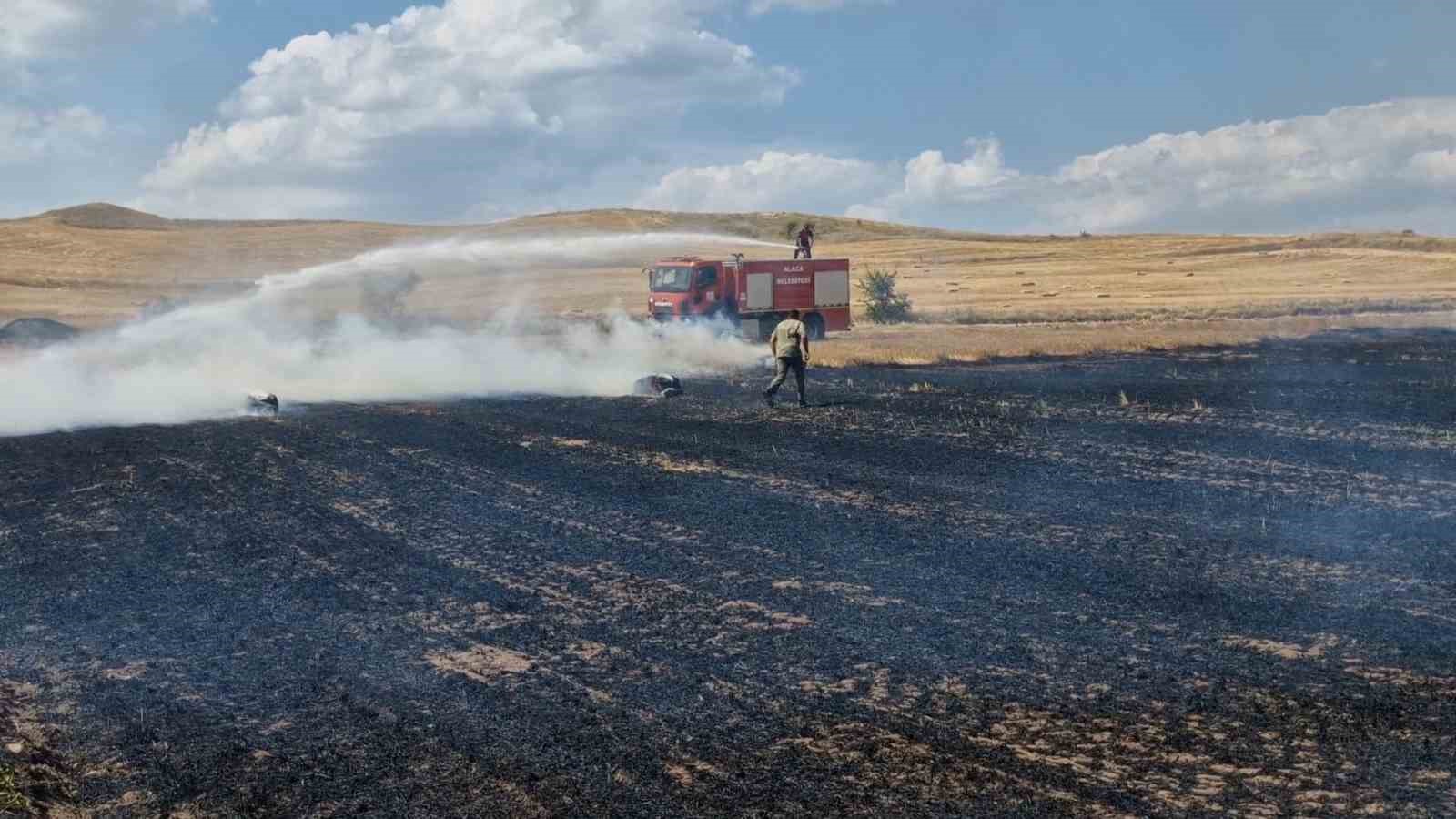 Anız yangını saman balyaları ve ekili arazilere zarar verdi
