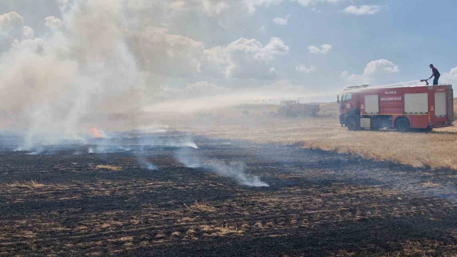 Anız yangını saman balyaları ve ekili arazilere zarar verdi
