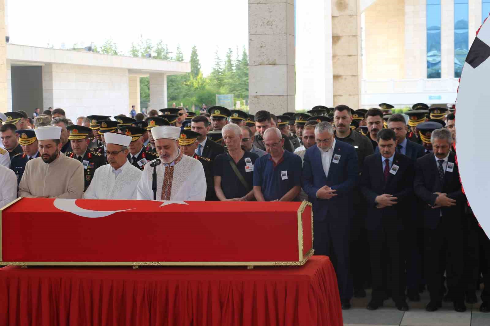 Pençe-Kilit şehidi Yarbay Demirkan son yolculuğuna uğurlandı
