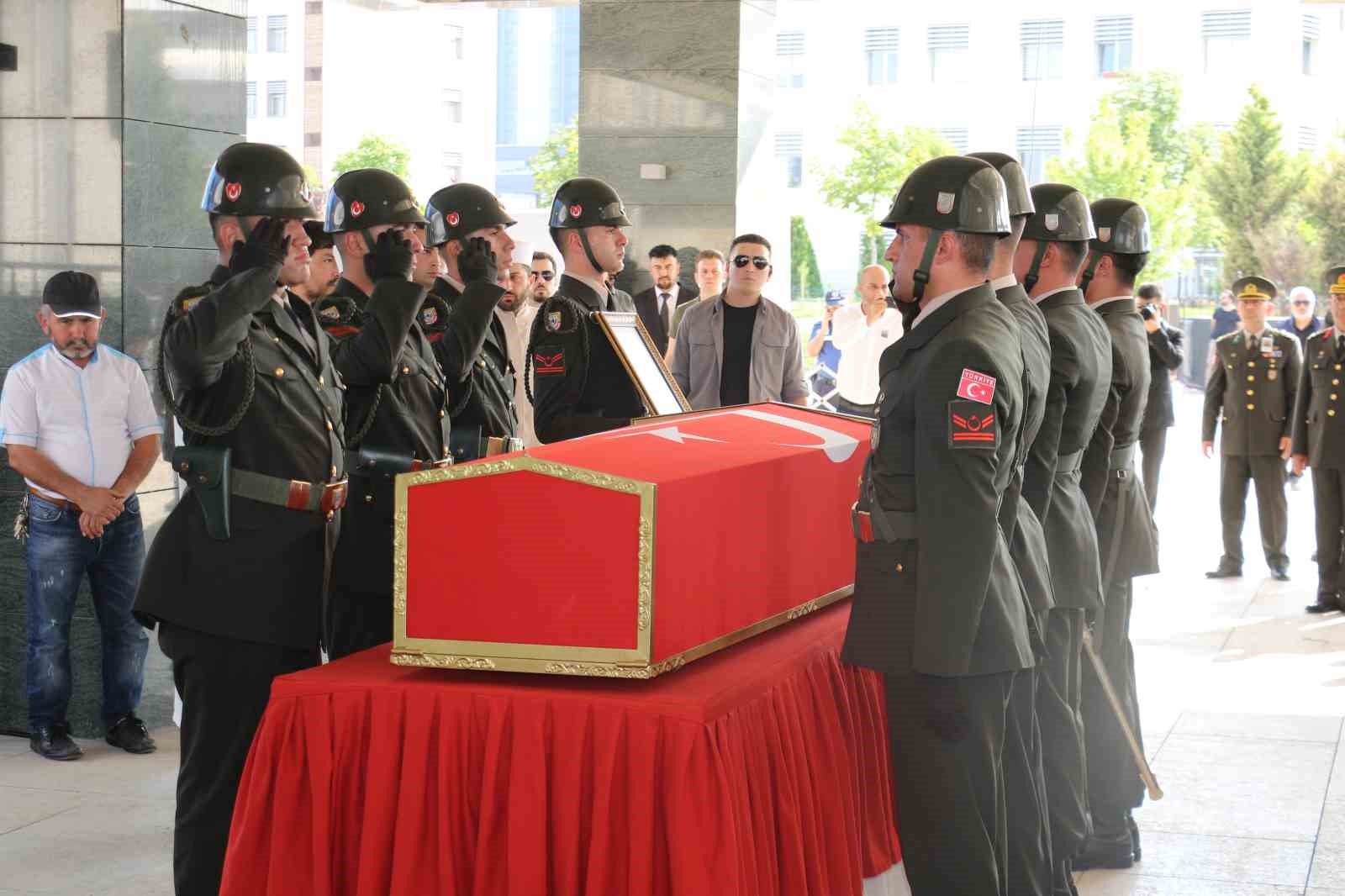 Pençe-Kilit şehidi Yarbay Demirkan son yolculuğuna uğurlandı
