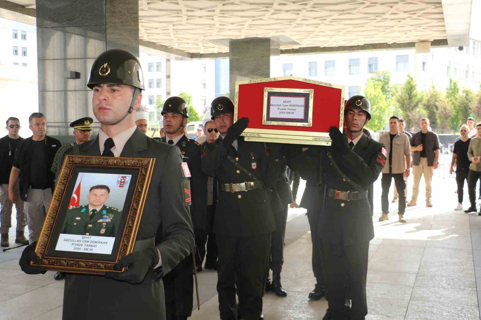 Pençe-Kilit şehidi Yarbay Demirkan son yolculuğuna uğurlandı
