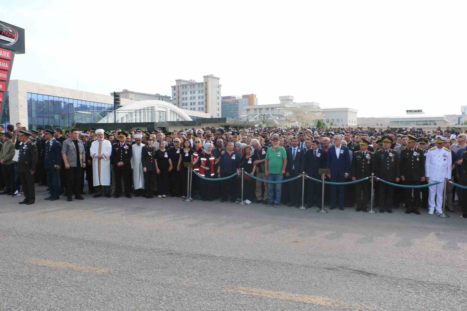 Pençe-Kilit şehidi Yarbay Demirkan son yolculuğuna uğurlandı
