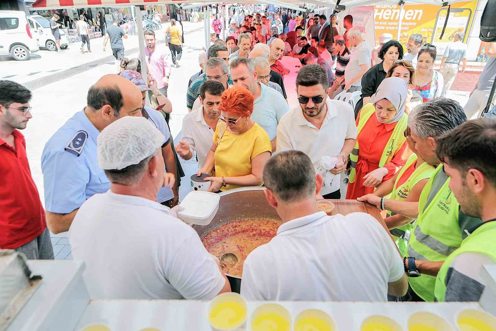 Bayraklı’da aşure bereketi
