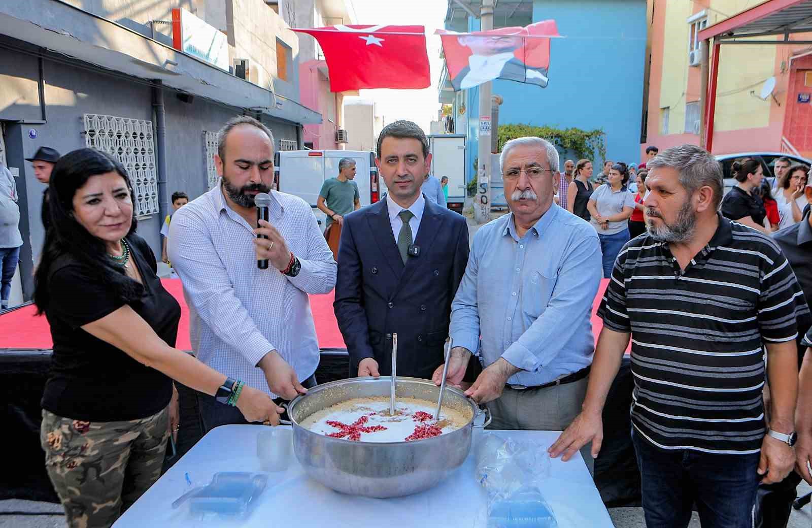 Bayraklı’da aşure bereketi
