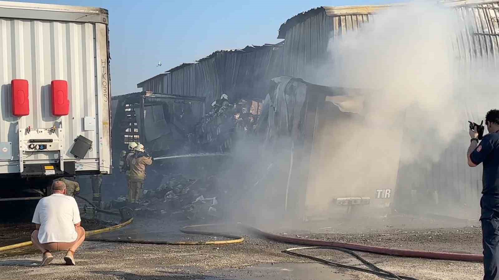 Ataşehir’de 2 tır dorsesi ve 1 iş yeri küle döndü
