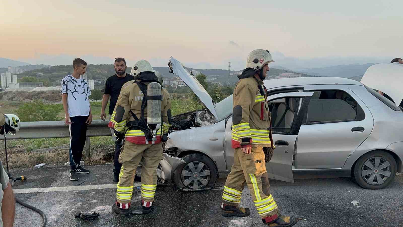 Çarpışan otomobillerden biri alev aldı
