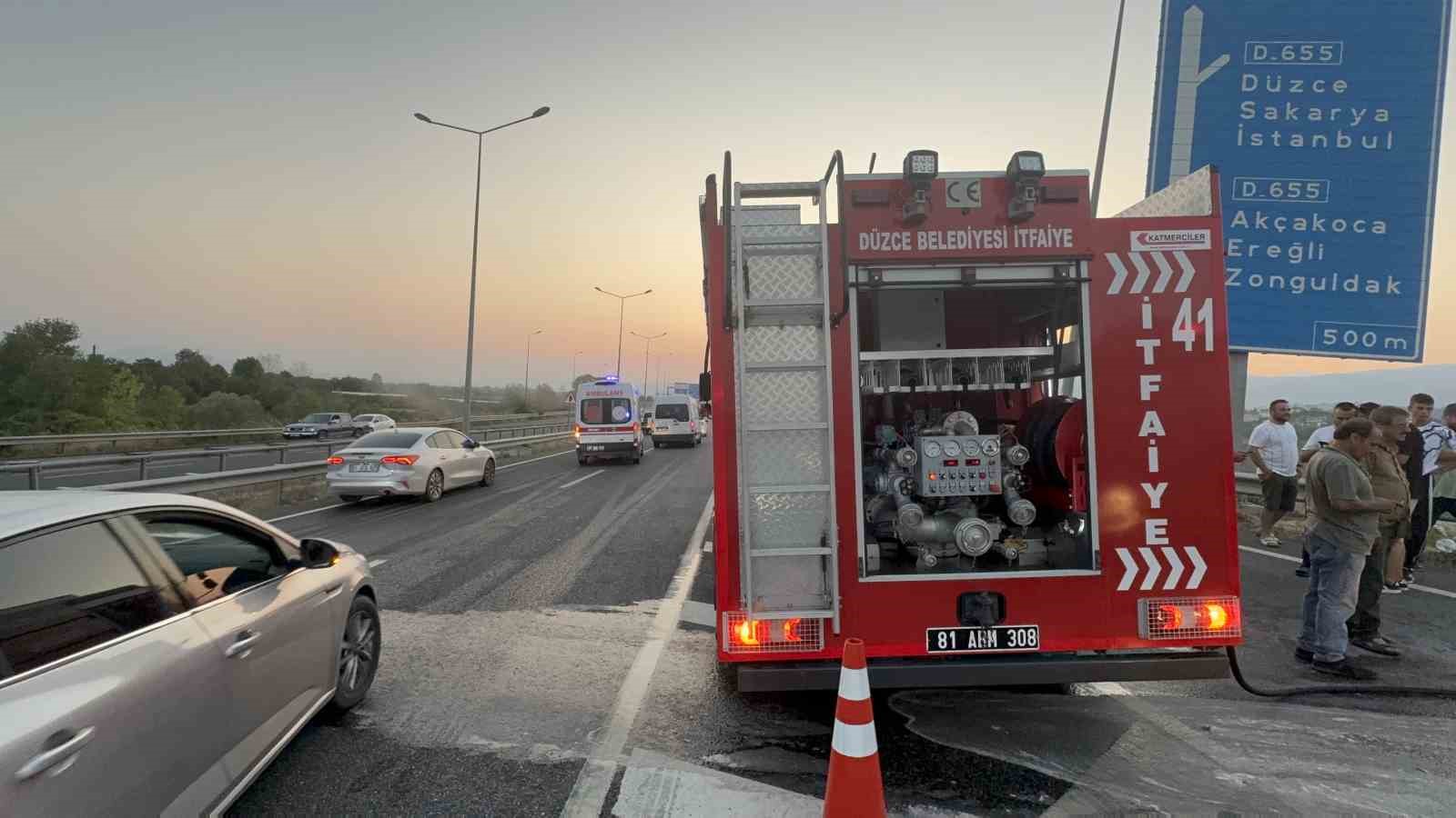 Çarpışan otomobillerden biri alev aldı
