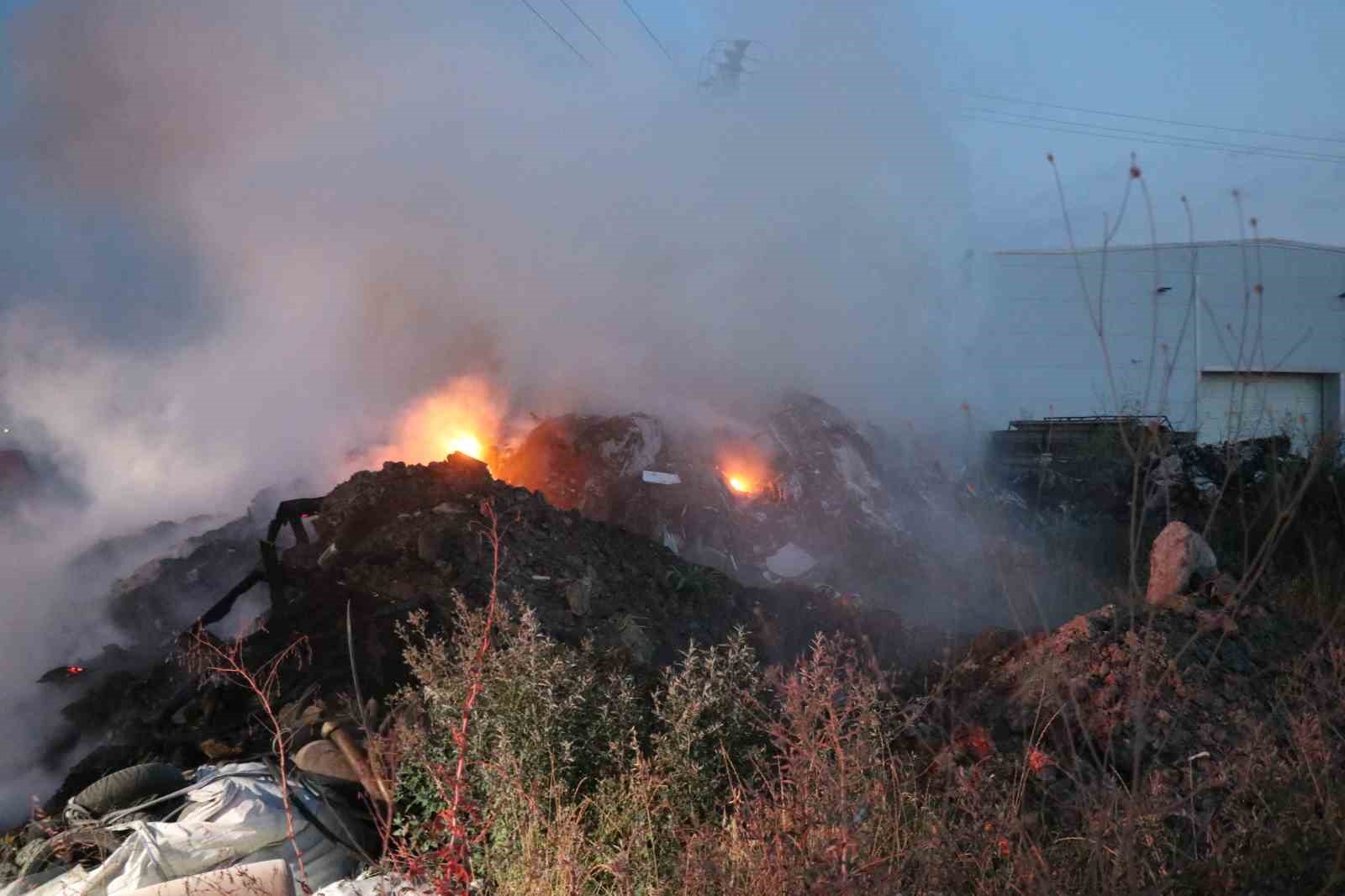 Sakarya’da korkutan yangın: Dumanlar mahalleyi kapladı
